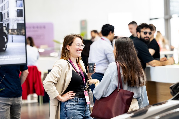 Foto der VRalive Mitgründerin mit VR Brille auf einem Event, Bildrechte: Startup Events GmbH